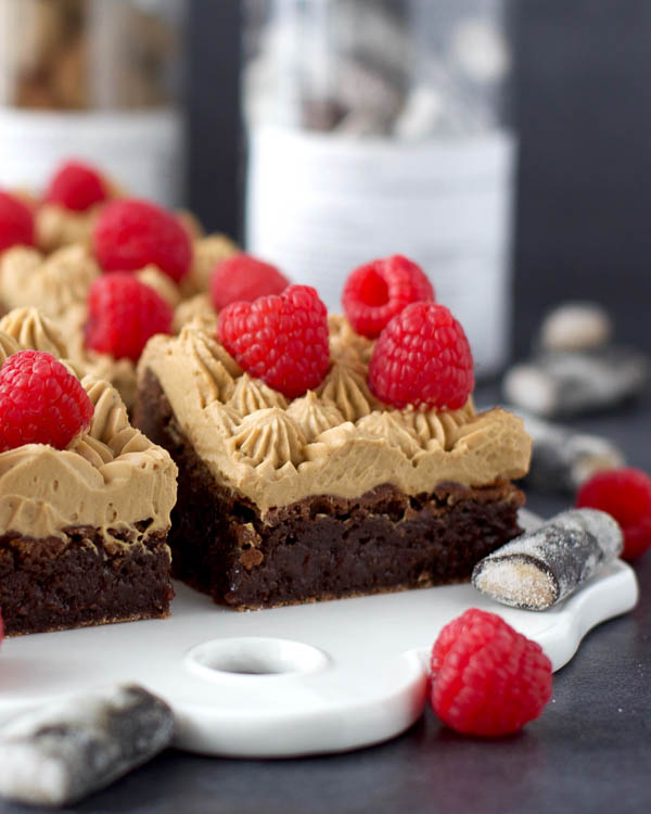 Chokladbrownies med salt lakritsfluff