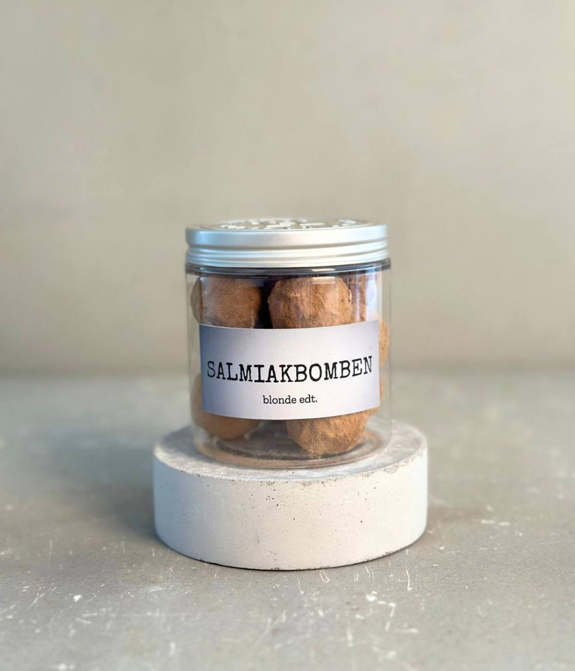 Salmiakbomben Blonde Edt. (12-pack) i gruppen Outlet hos Haupt Lakrits AB (100170191)